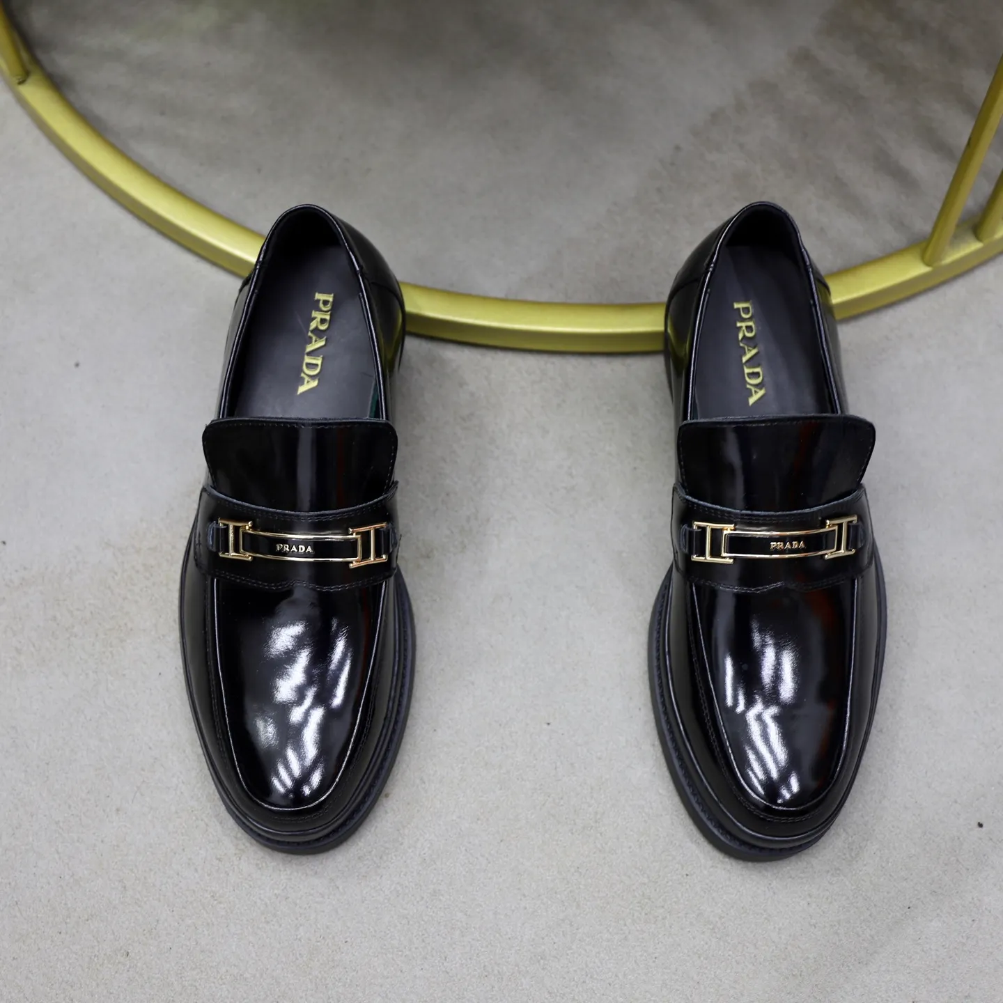 Ex-factory price: 500💰🙅‍♂️🙅‍♂️🙅‍♂️ Brand: PRADA Standard code: Men's code 38-44 (45 can be customized) Grade: Same style as the official website Original order quality Material: Original cowhide surface Comfortable lining Original outsole Style category: Men's fashionable casual leather shoes Distinguished big-name luxury elements Top luxury Color: Color of the actual picture